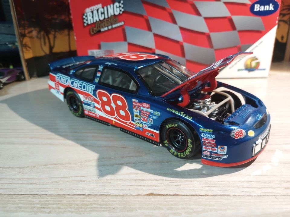 Action Dale Jarrett #88 Cuidado de calidad/Ford Credit Bank 1 de 2500 última vuelta de... Foto 2 de 4