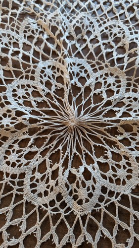 Beautiful Ivory Handmade Bobbin Lace Round Tablecloth 23" - Picture 5 of 5