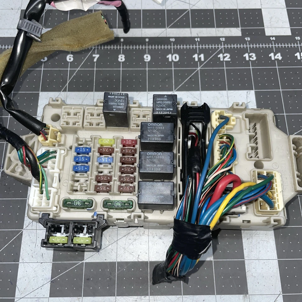 2000 2005 Mitsubishi Eclipse Interior Fuse Box Relay Junction Block Assembly - Image 3 of 4