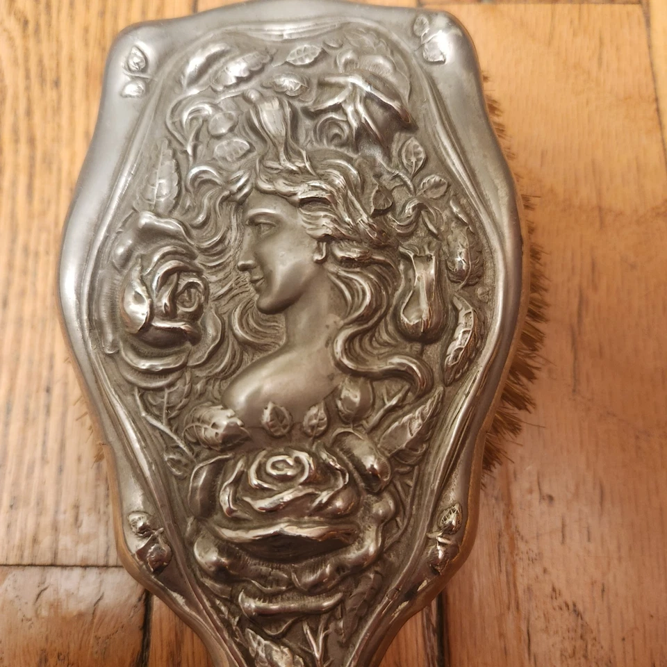Antiguo Cepillo de Pelo Plateado con Diseño Floral Ornamentado Mujer Grabado Foto 3 de 4