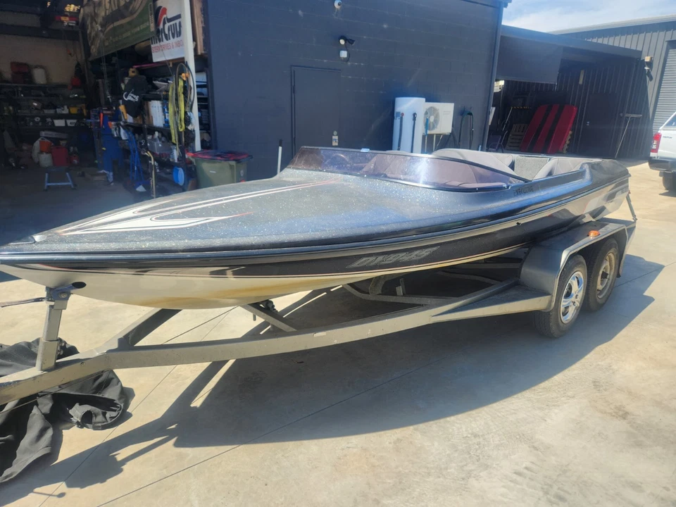 HALLETT EXECUTIVE SKI BOAT - image 2 of 4