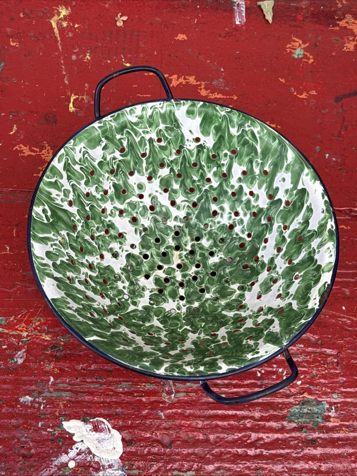 Antiguo colador vintage verde y blanco remolino granito esmaltado asas azules Foto 2 de 4