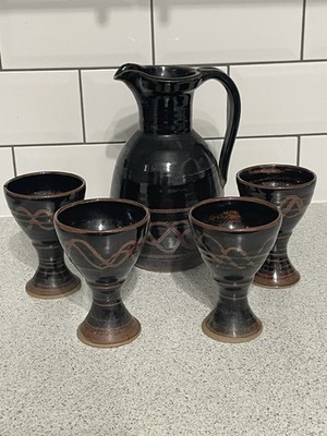 GROSSER STUDIOKERAMIK TENMOKU GLASIERTER KRUG & 4 KELCHE / KELCHE, BEMALTES MONOGRAMM