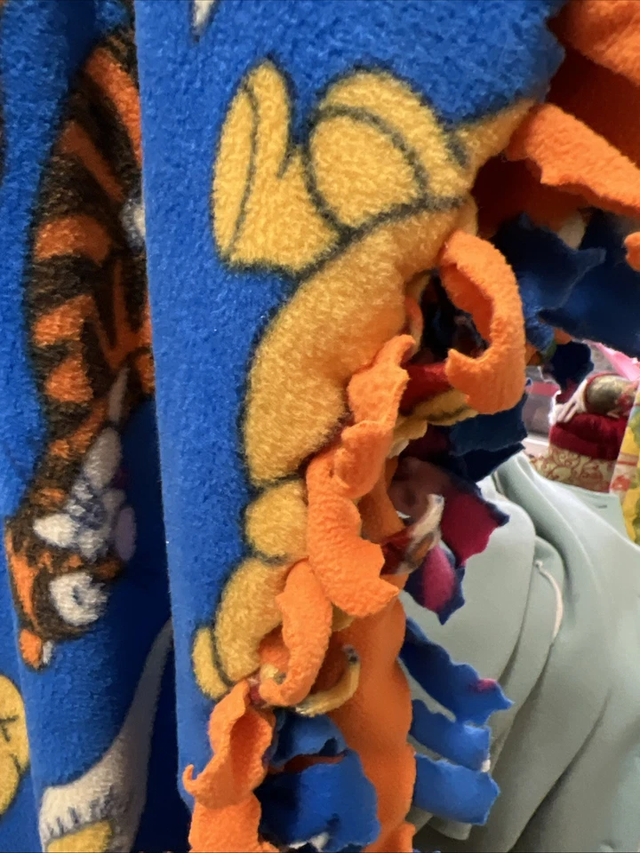 Manta polar atada a mano Poo And Friends Foto 3 de 3