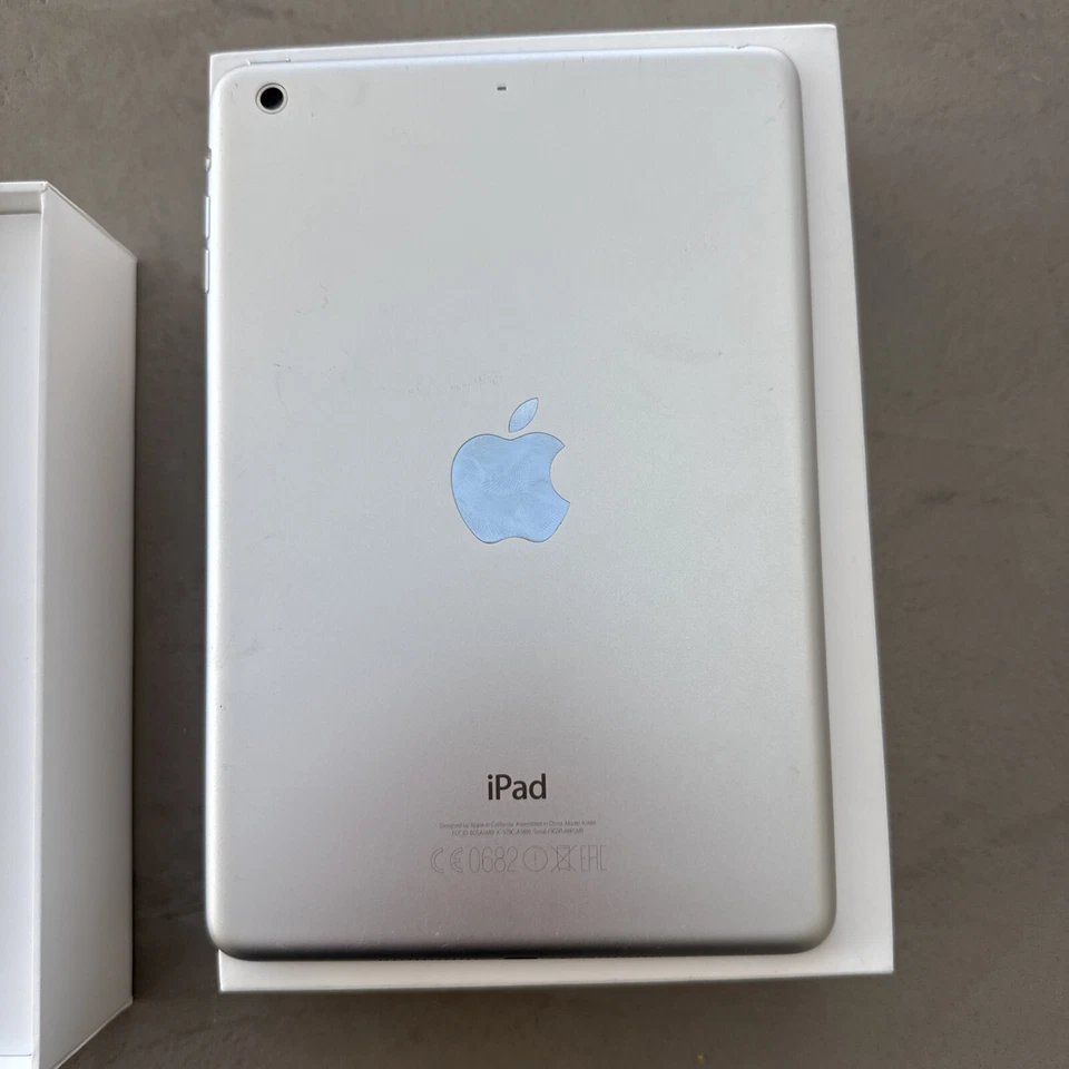 Apple iPad Mini 2nd Generation 7.9 Inch Tablet Wifi 32GB - Image 3 of 4