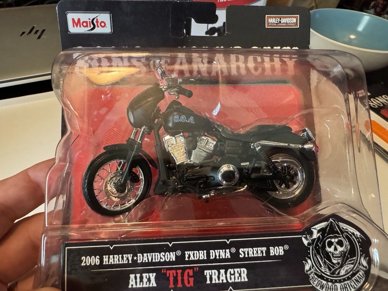 Maisto Sons Of Anarchy Alex “Tig” Trager 2006 Harley Davidson Dyna Bike