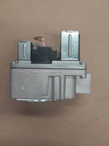 York 02527758000 - Gas Valve, 24V, Step Opening, 1/2 PSI, Straight Through