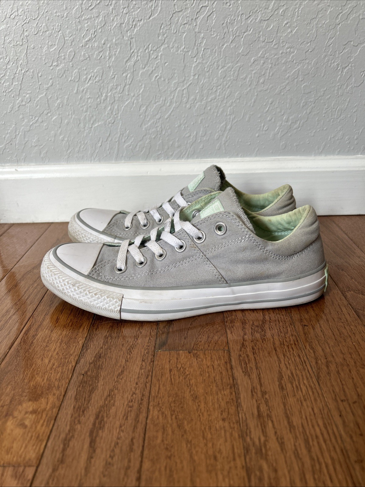 Converse Sneakers Low Lace Up Shoes Women’s Size 8 Gray Converse Sneakers Low Lace Up Shoes Women’s Size 8 Gray