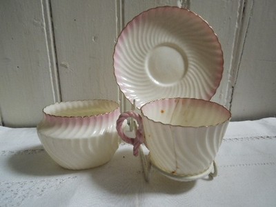 Seltene antike Belleek rosa Schnörkelschale, Untertasse, defekte Tasse 1891-1926 2. Blk Mk