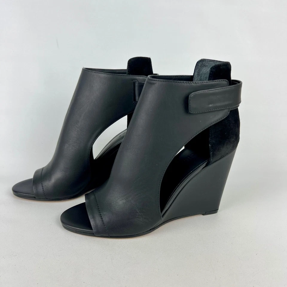 Sandália Vince Feminina Kara Biqueira Aberta Cunha Couro Preto Recortes Laterais Tamanho 7 - Imagem 4 de 4