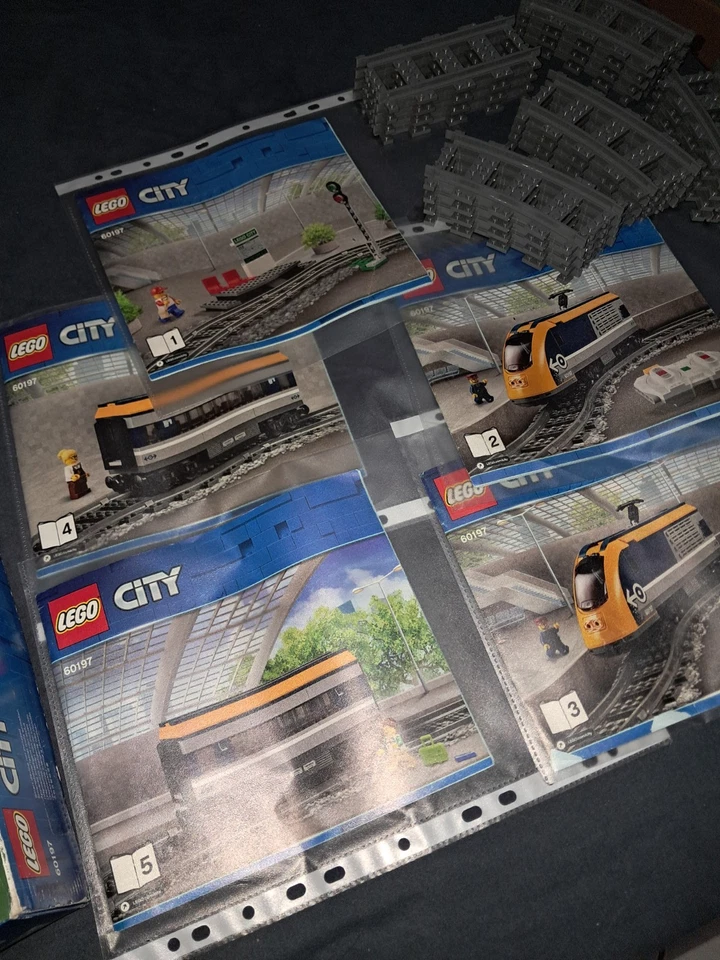 LEGO City 60197 Passenger Train, foto 2 di 5