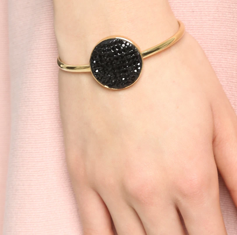 Brazalete con bisagra disco pavé Marc by Marc Jacobs Foto 3 de 4