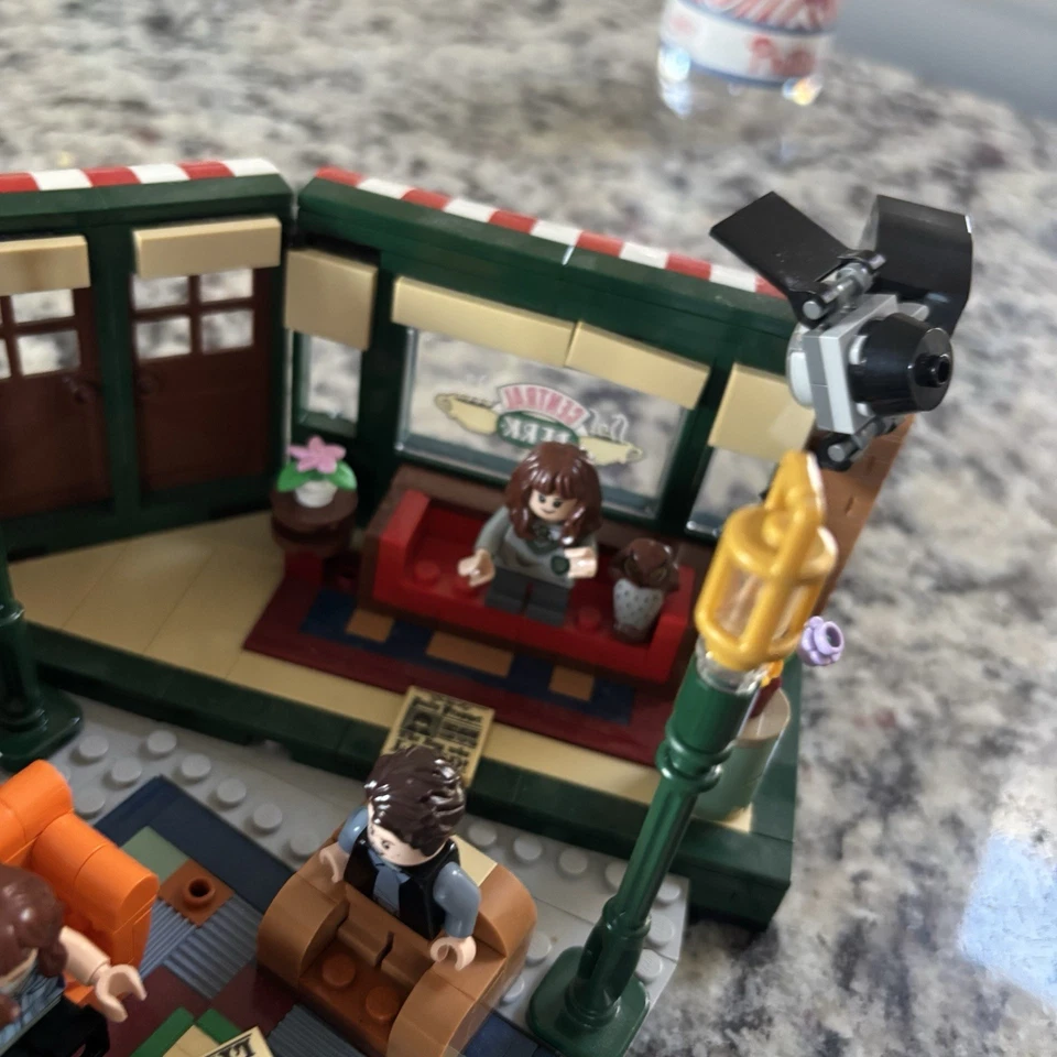 LEGO Friends Central Perk Set Cafe TV Series Show 21319 Not Complete As is - Image 2 of 4
