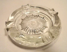 VINTAGE CLEAR GLASS ASHTRAY🚬