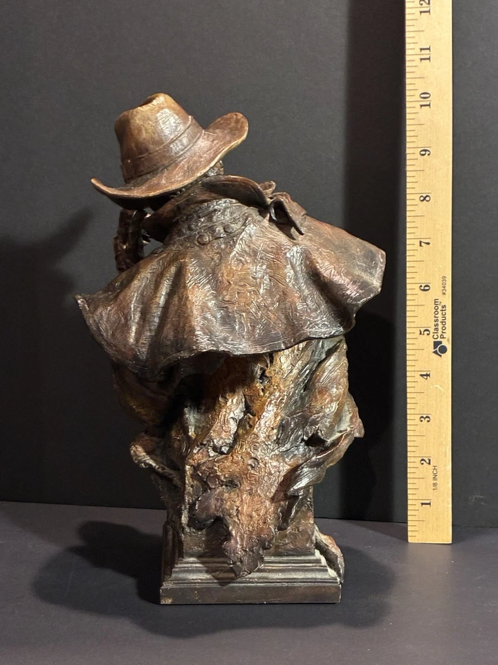 Escultura em resina fundida Against The Wind Stephen Herrera - Imagem 4 de 4