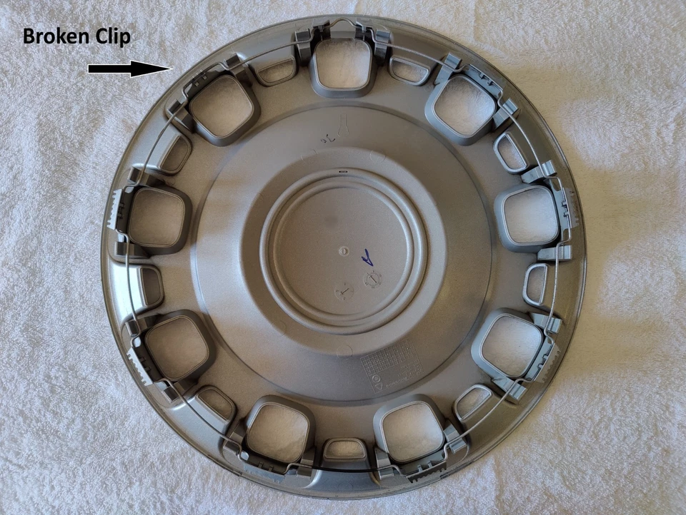 Fiat 500 OEM Hubcap 15" Silver 68078420AB - 1 Broken Clip. Qty 1 - Image 3 of 4