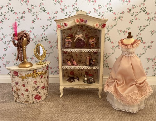 DOLLS HOUSE 1/12 SCALE LADIES SHOP/BEDROOM FURNITURE WITH DRESSED MANNEQUIN.