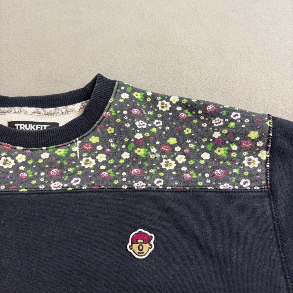 Sudadera Pullover TRUKFIT Negra Cuello Redondo Floral Patchwork Para Hombres Mediana Foto 4 de 4