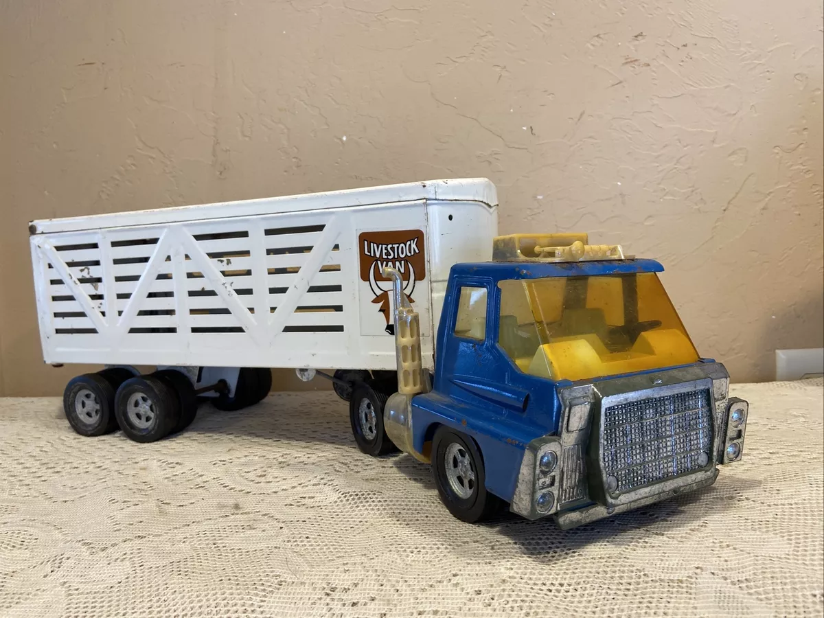 Structo livestock store truck
