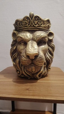 Sculpture décorative tête de lion avec couronne dorée, thème animaux - Photo 1/2