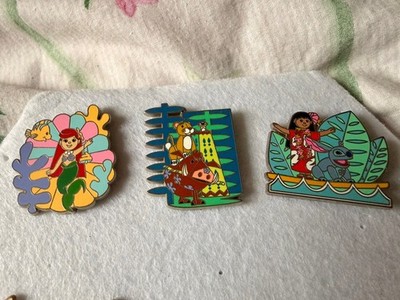 It s a Small World Disney Figur 2023 Mystery Pin 3er Set 