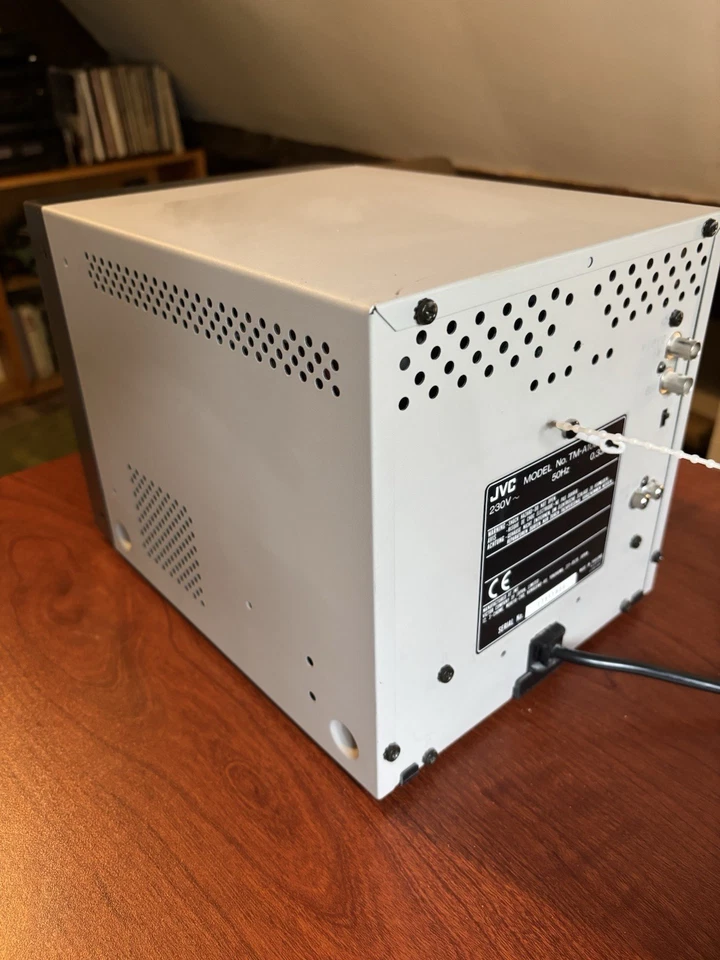 JVC TM-10E-K - 9" INCH 280 TVL PVM video /retro gaming monitor - Image 4 of 4