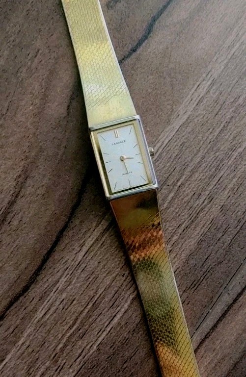 Seiko Original-New Battery-Runs 80's Great Lassale-8420-7069-All Women's - VintageWatches.PK Seiko Original-New Battery-Runs 80's Great Lassale-8420-7069-All Women's - vintagewatches.pk
