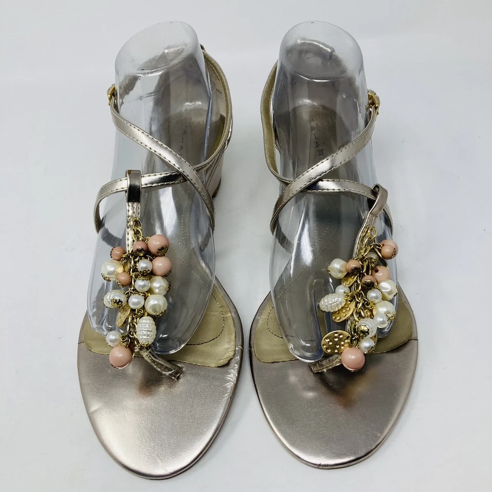 Sandalias Tahari para mujer doradas estilo rayo con decoración de cuentas tacón de cuña talla 10 M Foto 2 de 4