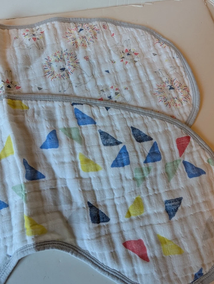 Juego de 2 baberos Burpy 100 % algodón orgánico muselina de Aden + broches Anais nuevos sin etiquetas Foto 3 de 4