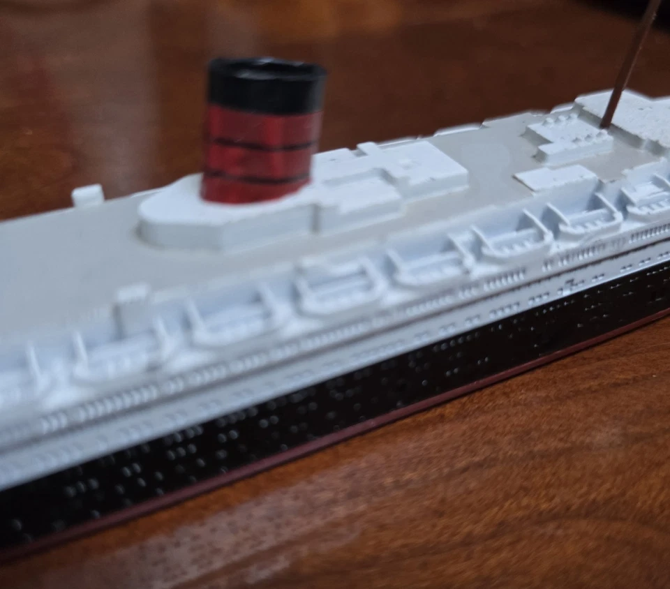 10⅜" Minic Ships RMS Queen Elizabeth Hornby M702 Diecast w/ Glide Wheels  1:1200 - Image 4 of 4