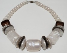 VINTAGE 80'S CHUNKY LUCITE NECKLACE, WHITE/BROWN PEARLIZED BEADS 20"