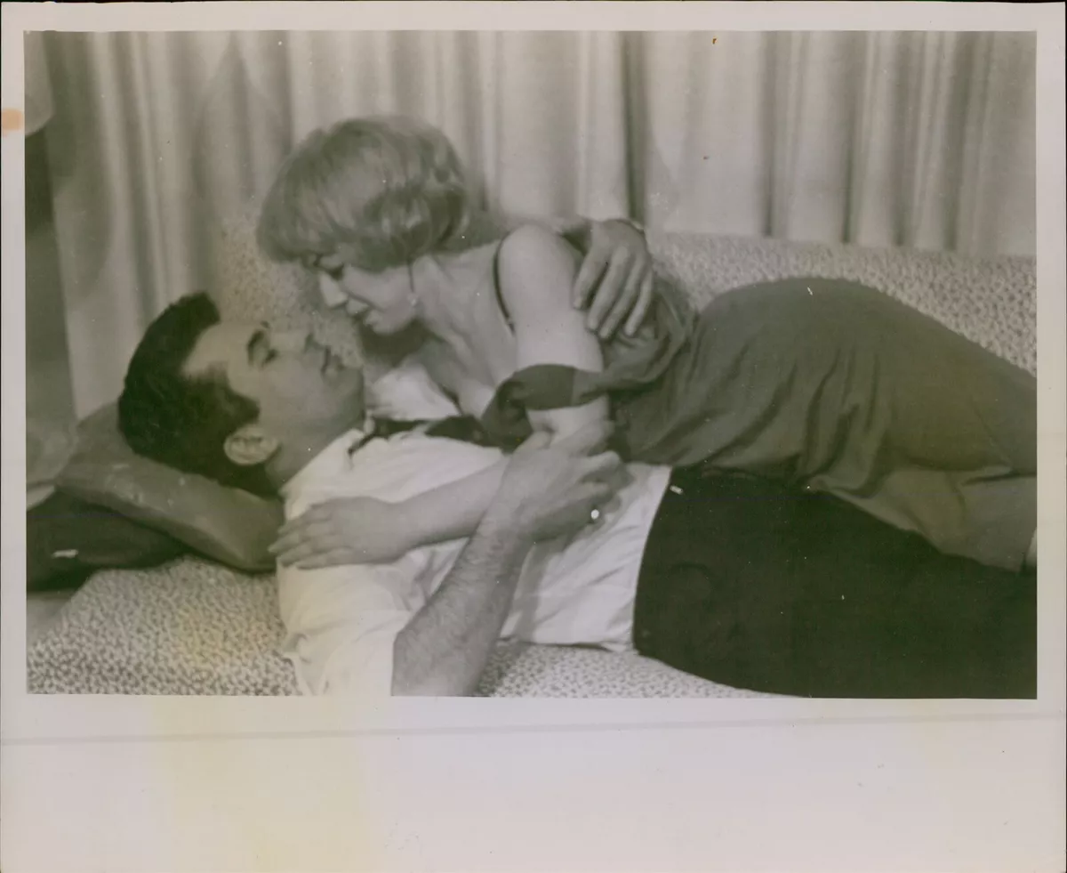 LG782 Original Photo LOVERS SEDUCTION Making Out on Couch Hot Housewife  Babe | eBay