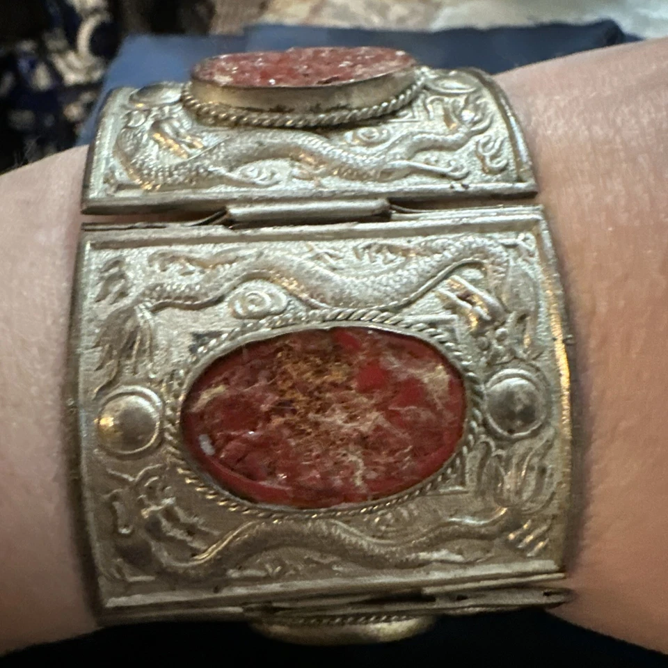 PULSERA ROJA ANCHA CON PANEL BISAGRAS CHINO MARCADO DRAGÓN EXPORTACIÓN CHINA TONO PLATA Foto 3 de 4