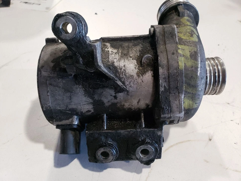 Bomba de agua - BMW 330I E90 N52 2006 - 08-13 OEM 7586924 Foto 3 de 4