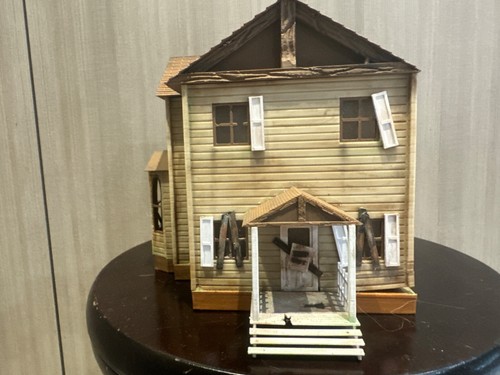 O Scale Haunted / Abandoned House w/ light kit - Picture 4 of 15