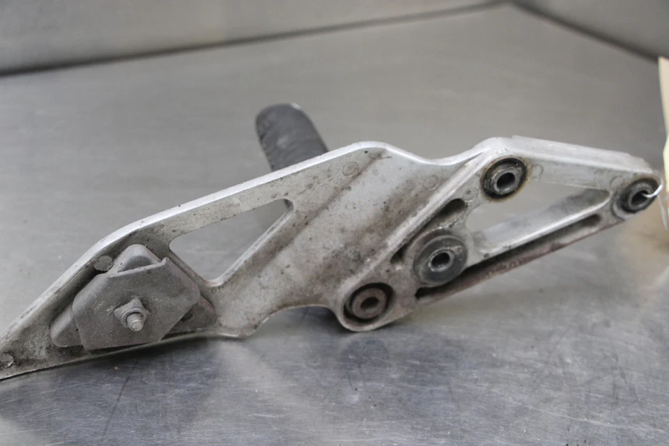 93-98 Suzuki GSXR1100W GSXR1100 Rear Left Passenger Peg Bracket — 第 3/4 张图片