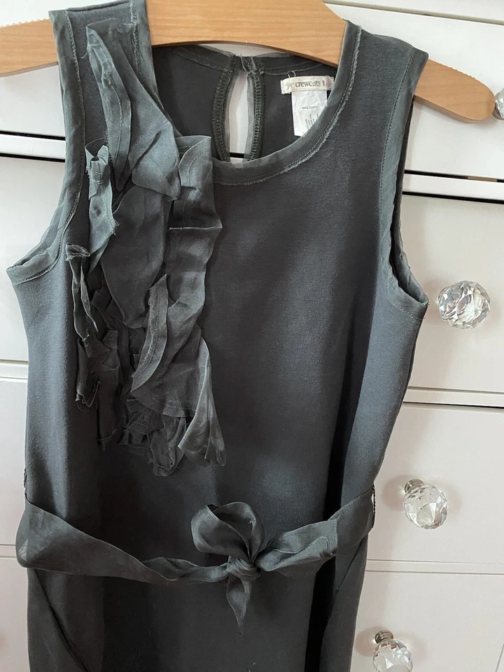 Vestido J Crew Crewcuts feminino cinza carvão com babado de seda e bolso tamanho 8 em excelente estado usado - Imagem 3 de 4