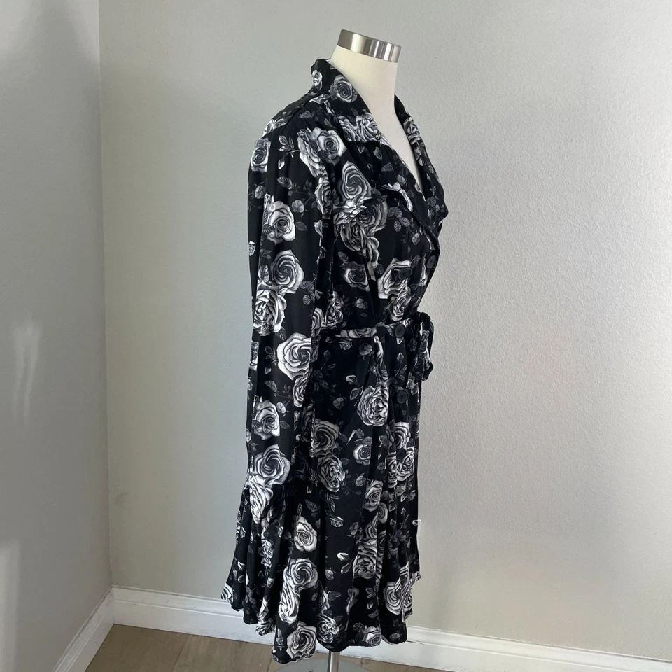 Chaqueta gabardina negra floral Old Hollywood Plus para mujer Torrid Plus 1X Foto 4 de 4