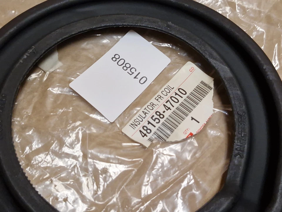 Montaje de goma de resorte helicoidal delantero Toyota Corolla E120 E130 48158-47010 genuino NUEVO Foto 3 de 4