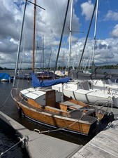 Segelboot mit Kaj&uuml;te+Strassentrailer Klassisches Holzboot