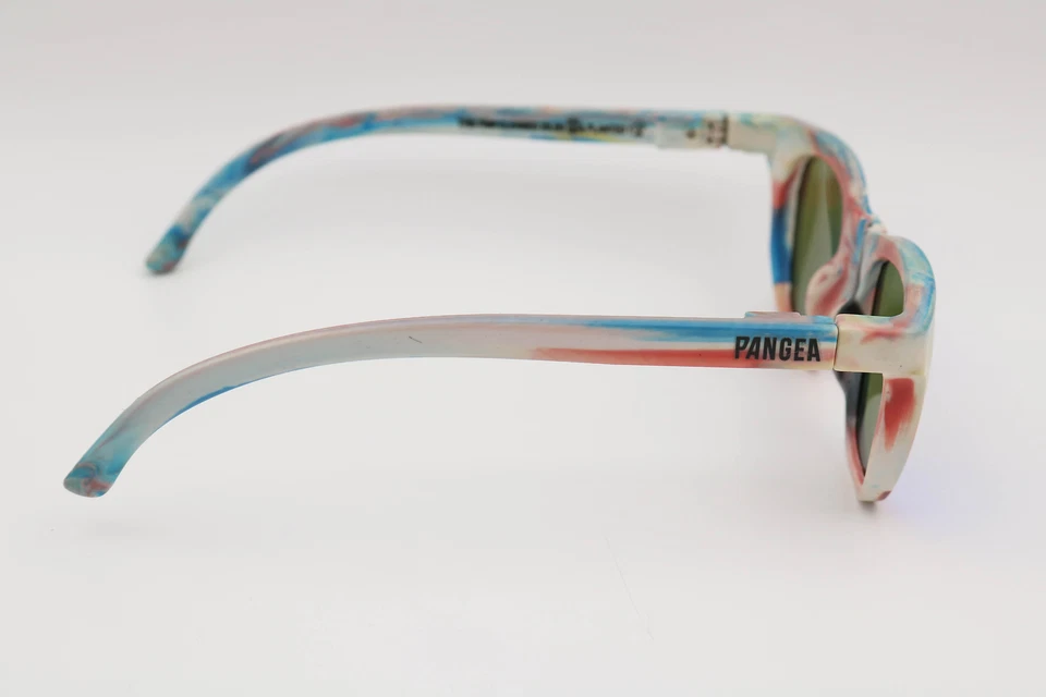 Gafas de sol polarizadas cuadradas blancas/azules ecológicas de viaje recicladas Pangea Foto 2 de 4