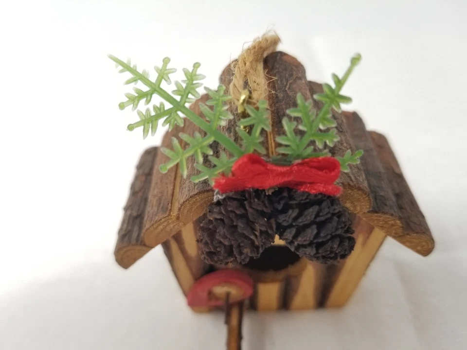 Pajarera Piñas Adorno de Navidad Madera Hecho a Mano Techo de Leña De Colección Foto 2 de 4