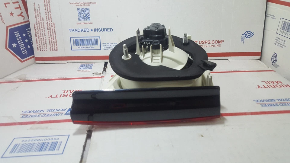 1K5945094J Volkswagen Jetta Tail Light / Back Up Light. MK5 Right OEM VW Hella  - Image 3 of 4