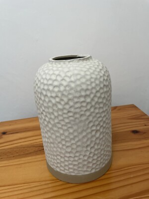 WUNDERSCHÖNE CREMEFARBENE KERZENLICHT GESPRENKELTE VASE TOPF - GRÜBCHENEFFEKT - 23 CM H SEHR GUTER ZUSTAND