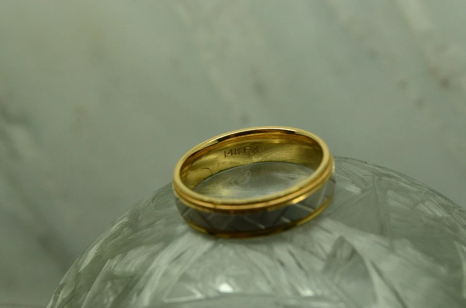 Anillo banda de oro amarillo y blanco de 14K grabado y diseño milgrain 6 mm tamaño 9,5 Foto 3 de 3