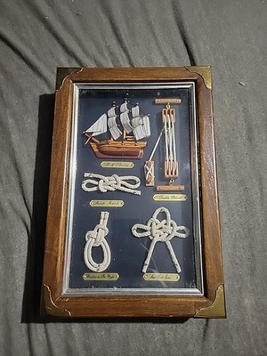 Schlüsselanhänger mit dekorativem Bootfahren und Gegenständen hinter Glas