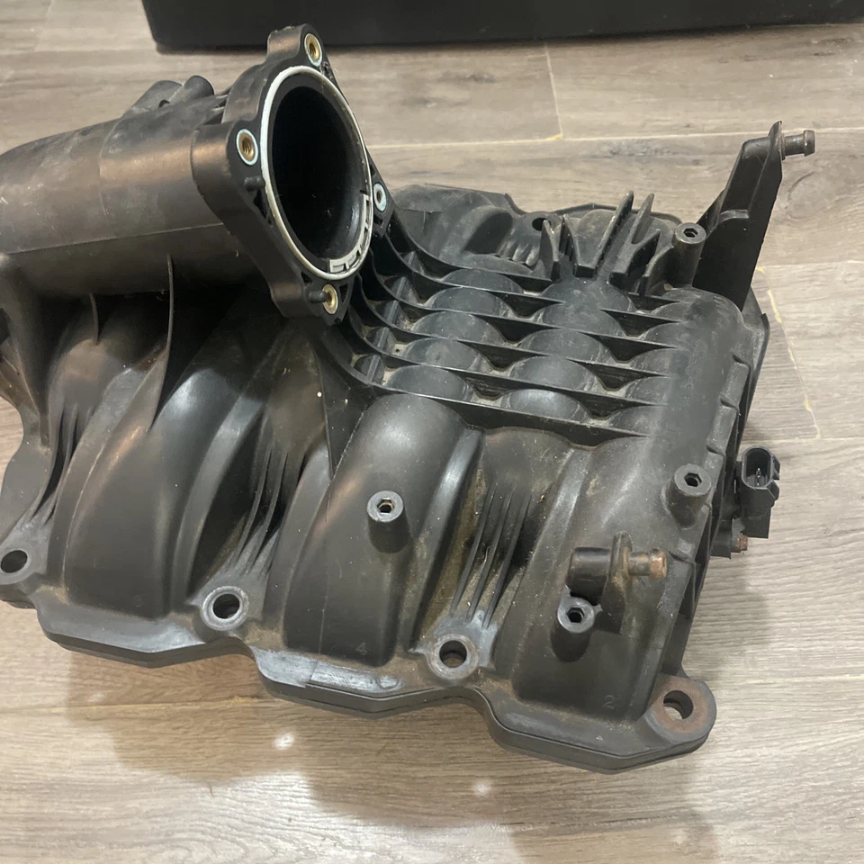 Colector de admisión para un Jeep Commander 2008 un poco polvoriento sin grietas sin roturas Foto 4 de 4