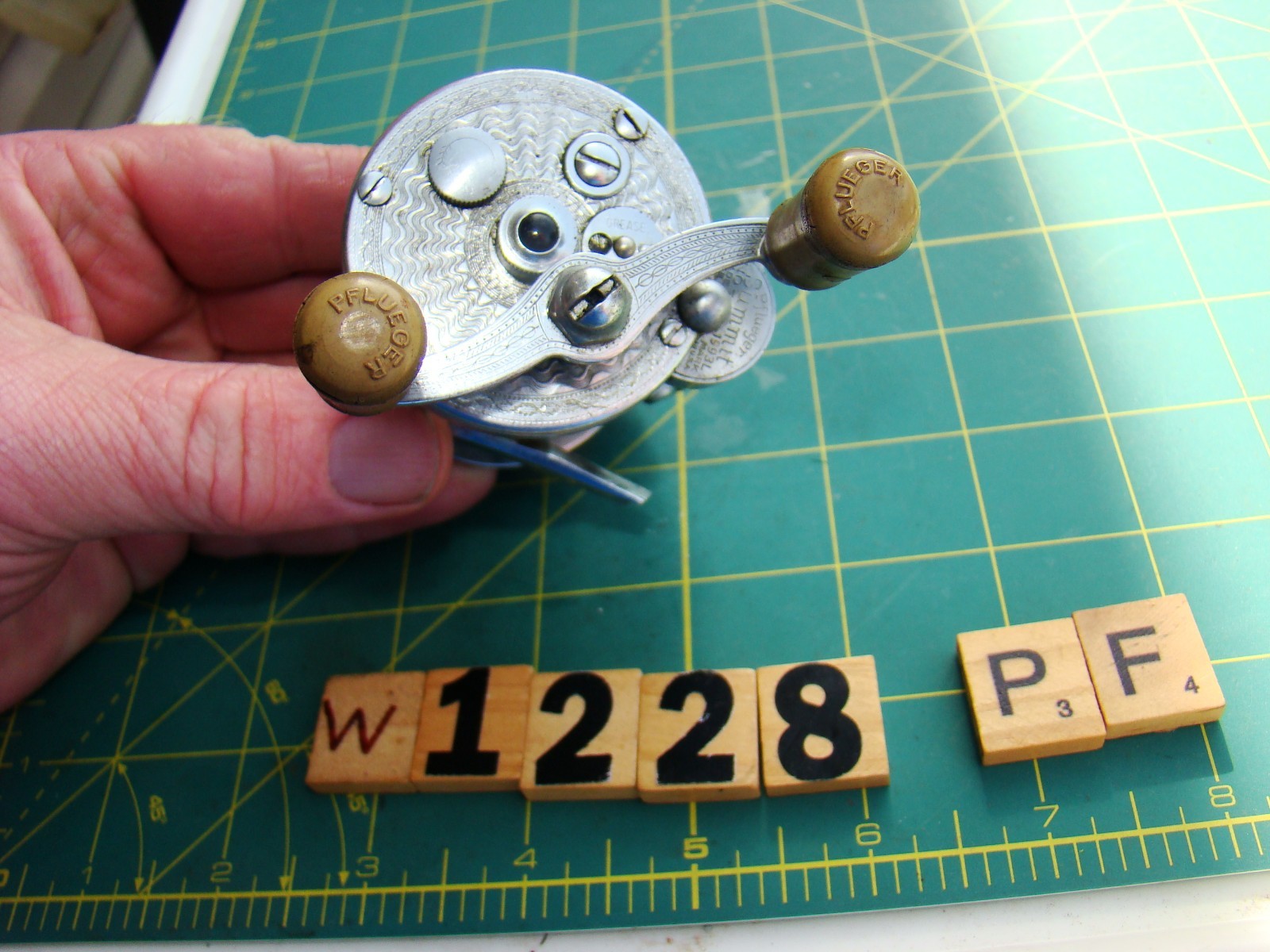 W1228 PF NICE PFLUEGER SUMMIT  ANTIQUE FISHING REEL