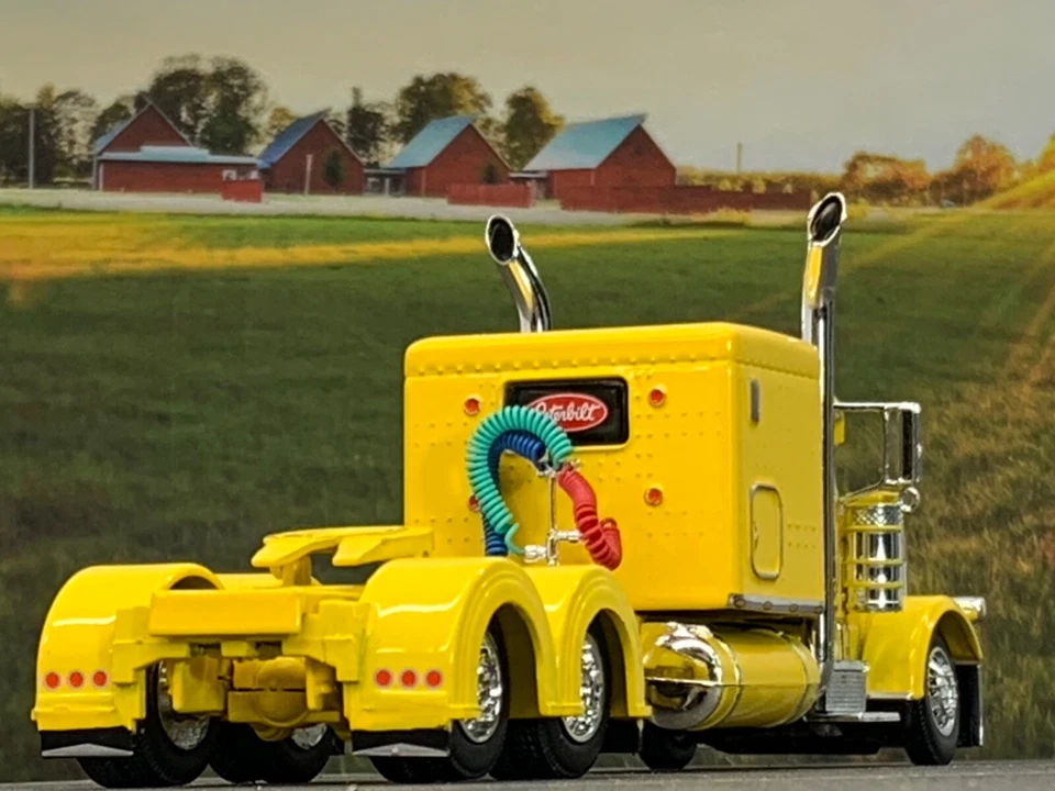 1/64 DCP YELLOW PETERBILT 389 W/ 63" FLAT TOP SLEEPER - Image 2 of 4