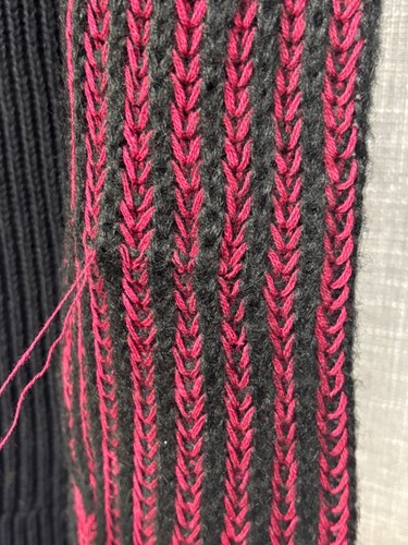 DKNY Jeans gestreifter Wasserfallausschnitt Mixed Knit Tank Sweater, Syrah, M - Bild 7 von 13